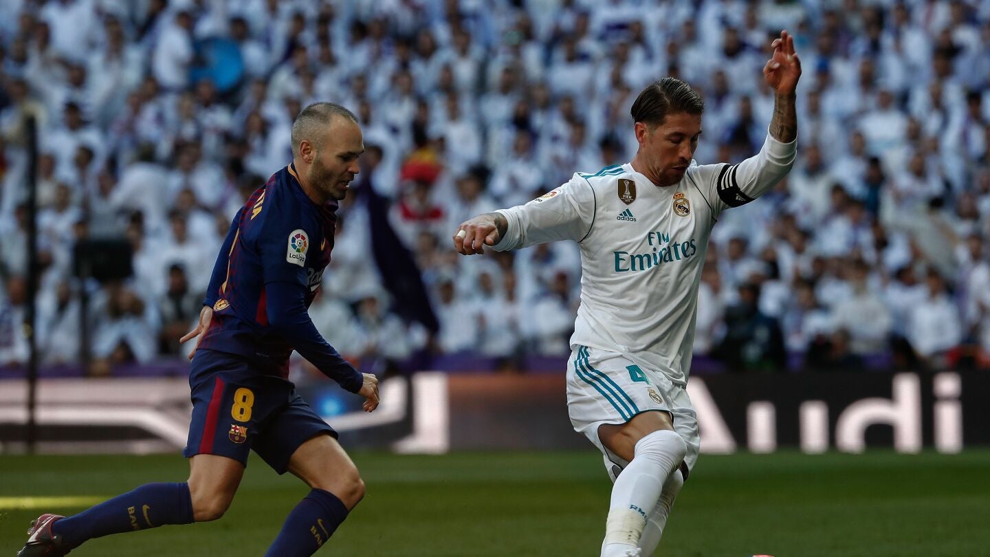 Iniesta y Sergio Ramos, durante un Cl&aacute;sico entre Bar&ccedil;a y Madrid