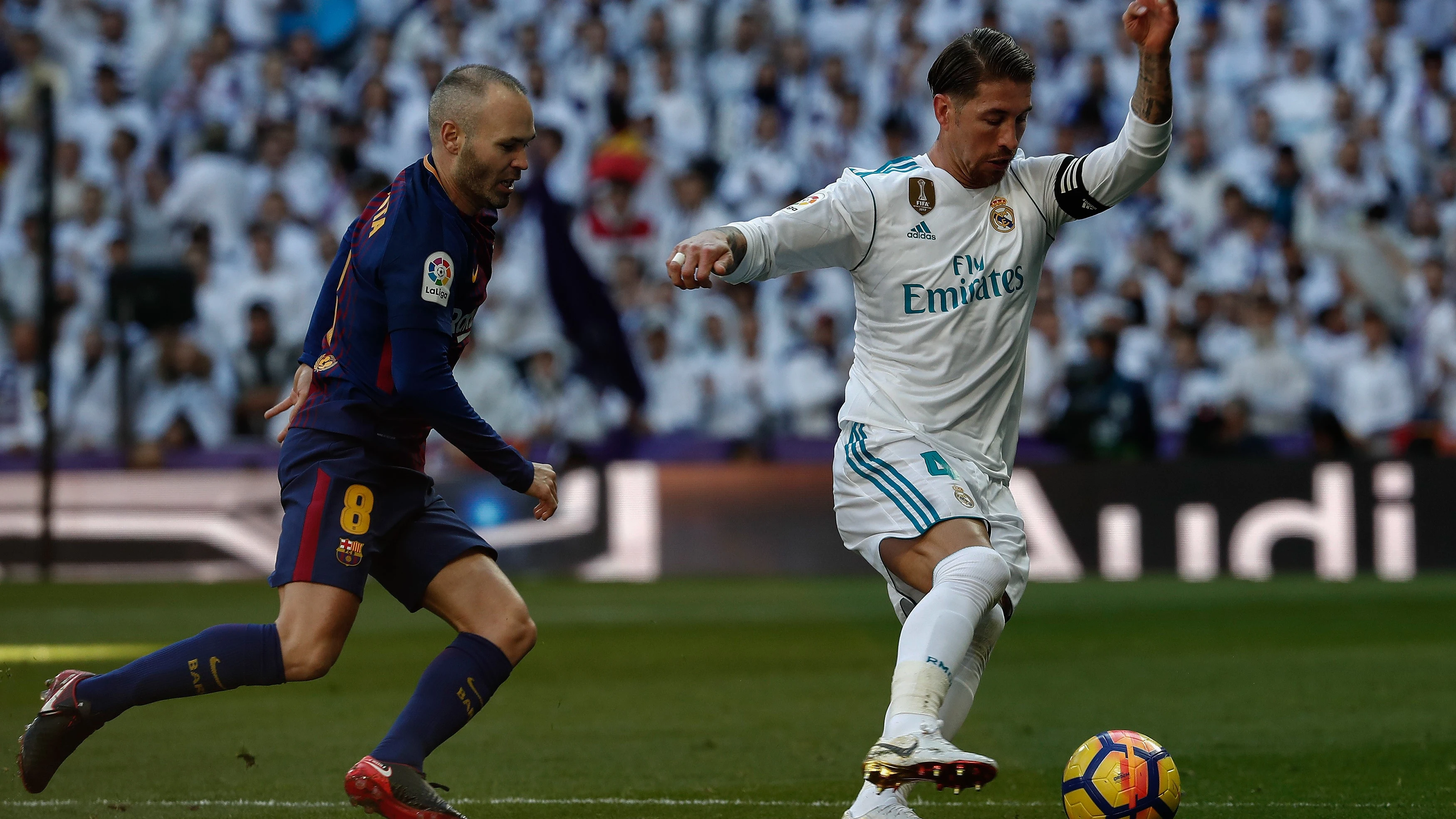 Iniesta y Sergio Ramos, durante un Clásico entre Barça y Madrid