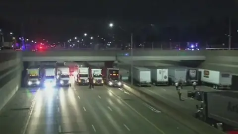 Trece camioneros se unen y evitan un suicidio en Michigan Trece camioneros se unen y evitan un suicidio en Michigan