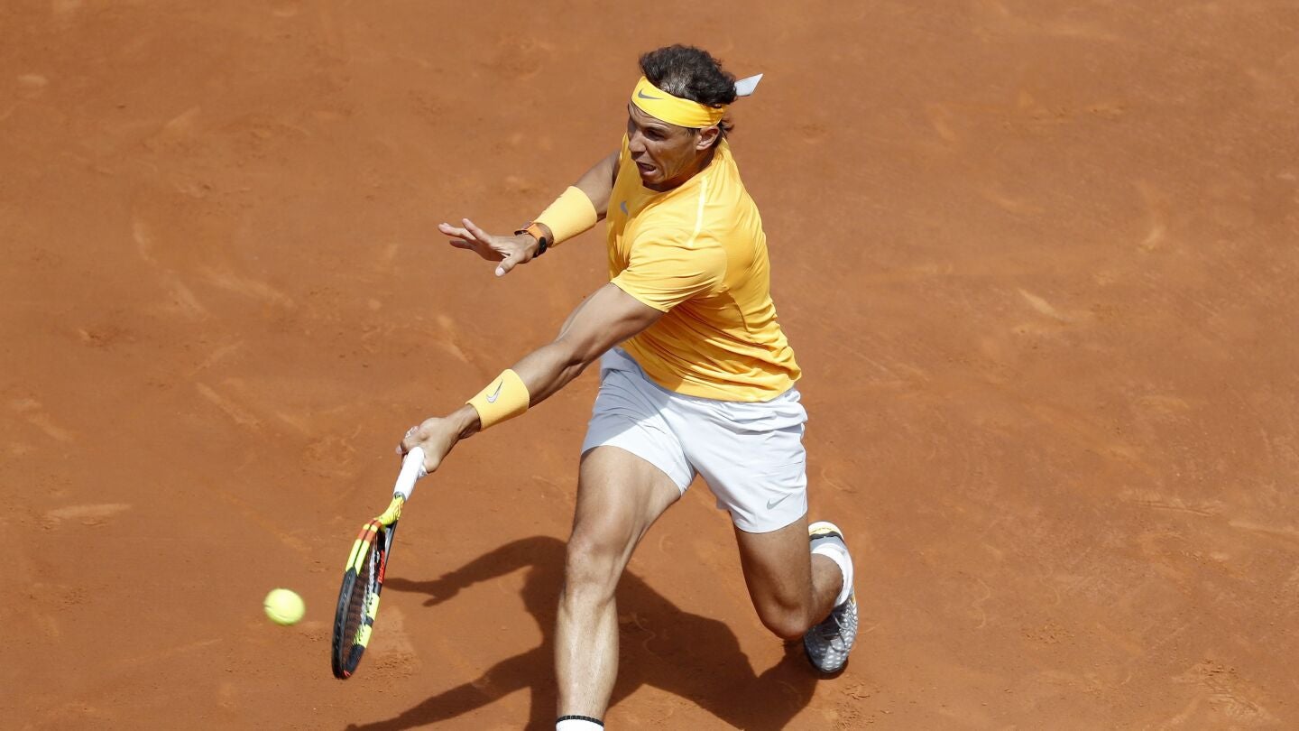 Rafa Nadal devuelve una bola durante el partido