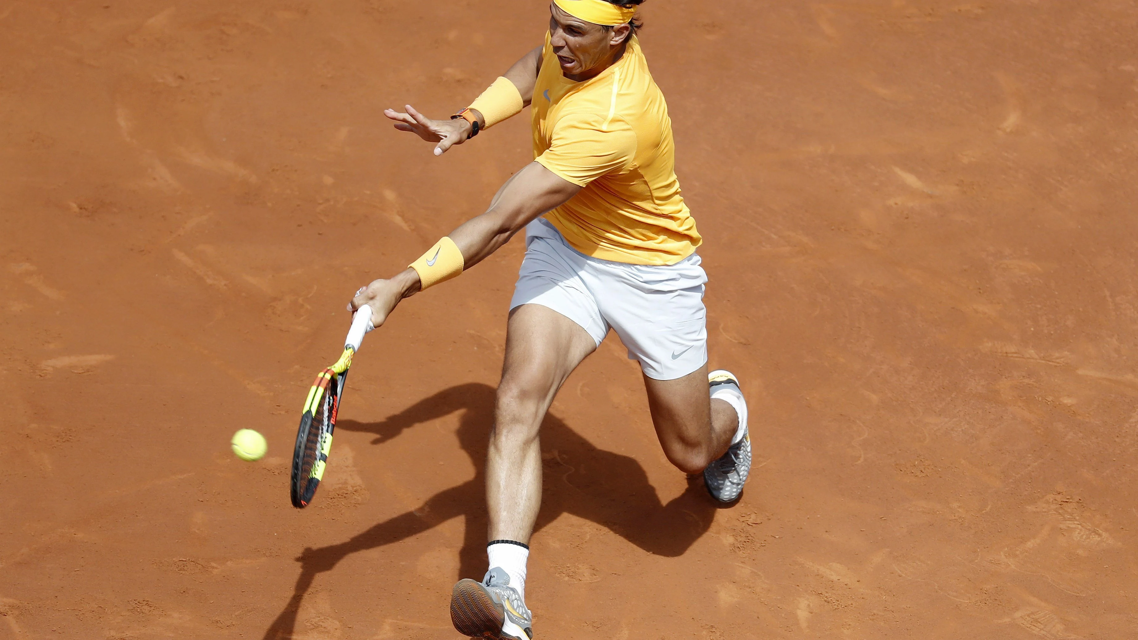 Rafa Nadal devuelve una bola durante el partido