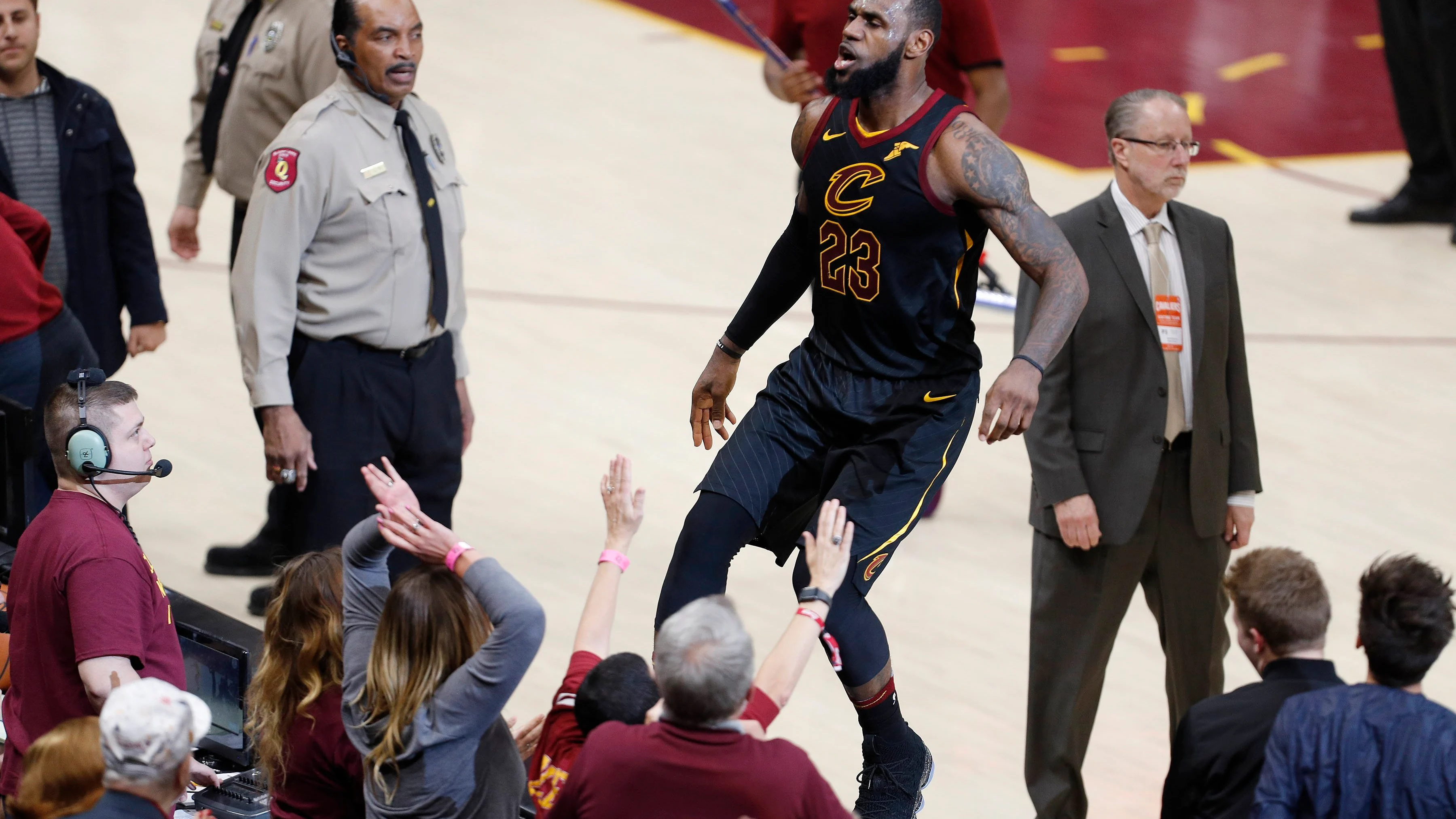 LeBron James celebra la canasta ganadora ante los Pacers