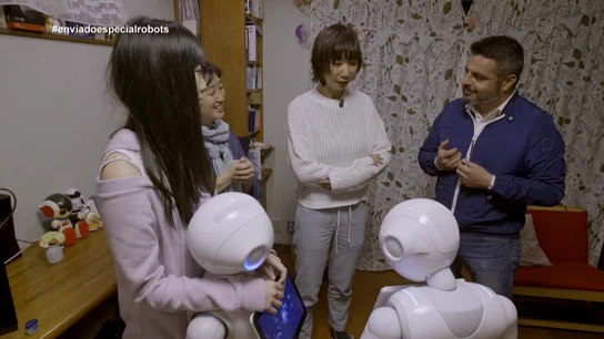 Jalis de laSerna habla con varias japonesas, Enviado especial Jalis de laSerna habla con varias japonesas, Enviado especial