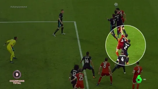 Carvajal agarra a Lewandowski dentro del área Carvajal agarra a Lewandowski dentro del área