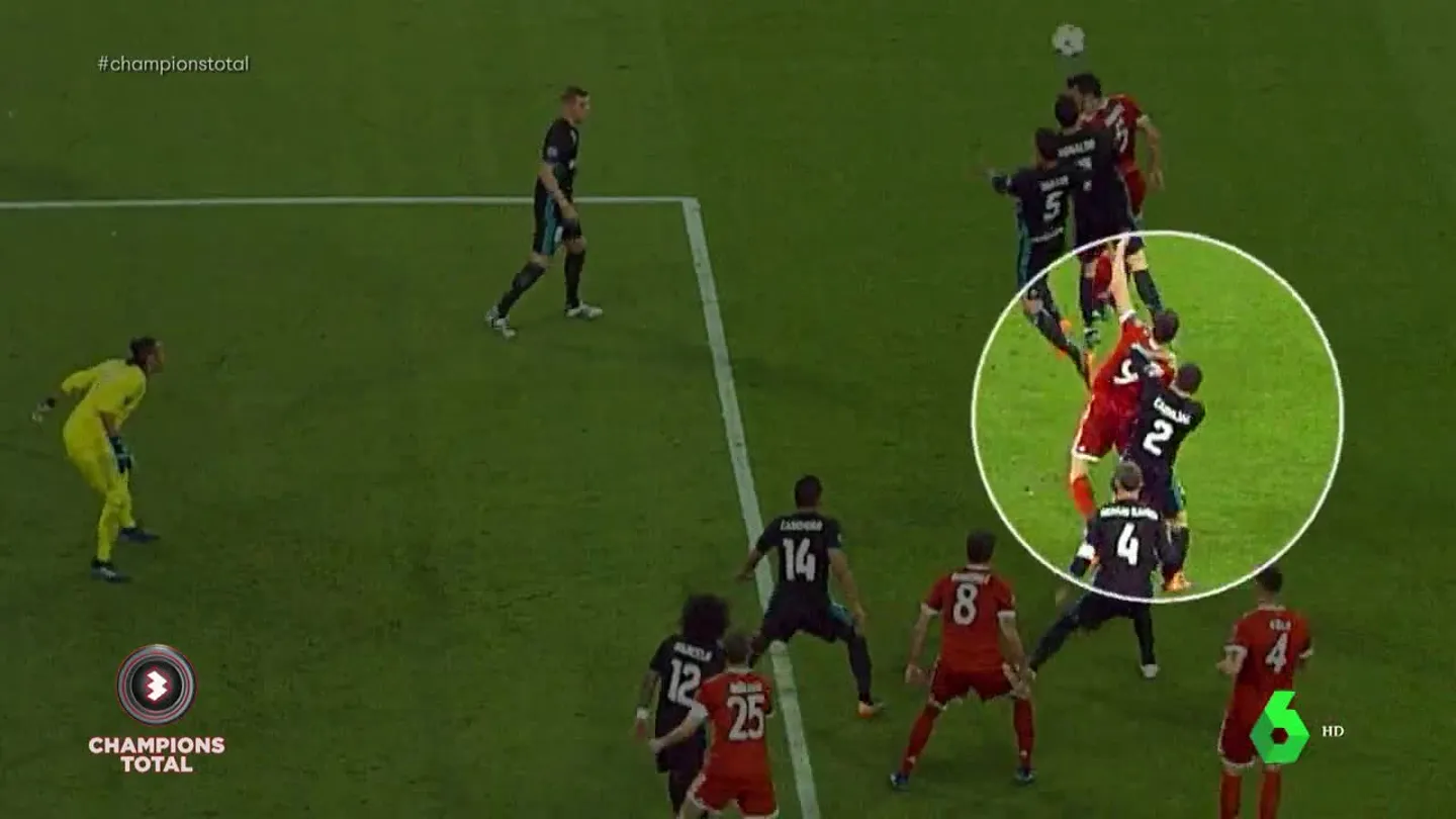 Carvajal agarra a Lewandowski dentro del área Carvajal agarra a Lewandowski dentro del área