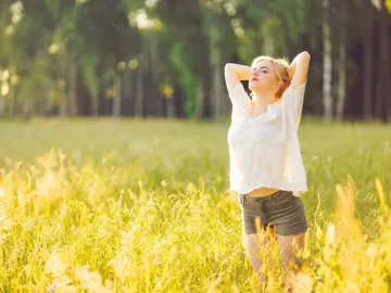 Mujer tomando el sol Mujer tomando el sol