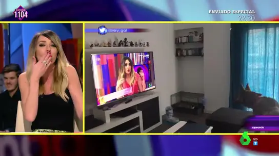 La reacción de Anna Simon tras recibir un vídeo de un perro ladrando a Puchi La reacción de Anna Simon tras recibir un vídeo de un perro ladrando a Puchi