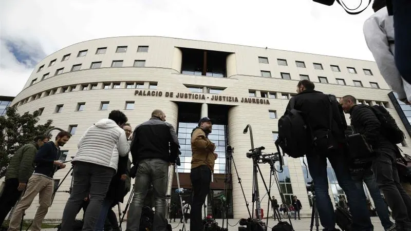 Periodistas esperan el fallo del caso de La Manada a las puertas de la Audiencia de Navarra