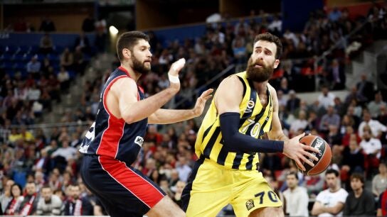 Luigi Datome intenta pasar el bal&oacute;n ante la defensa de Garino