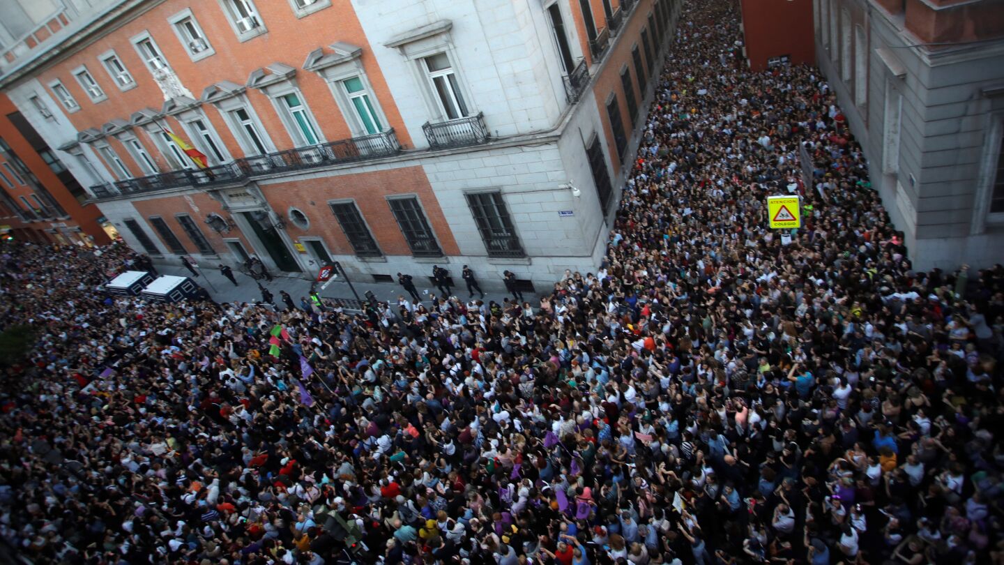 Una multitud protesta contra fallo de Manada frente al Ministerio de Justicia