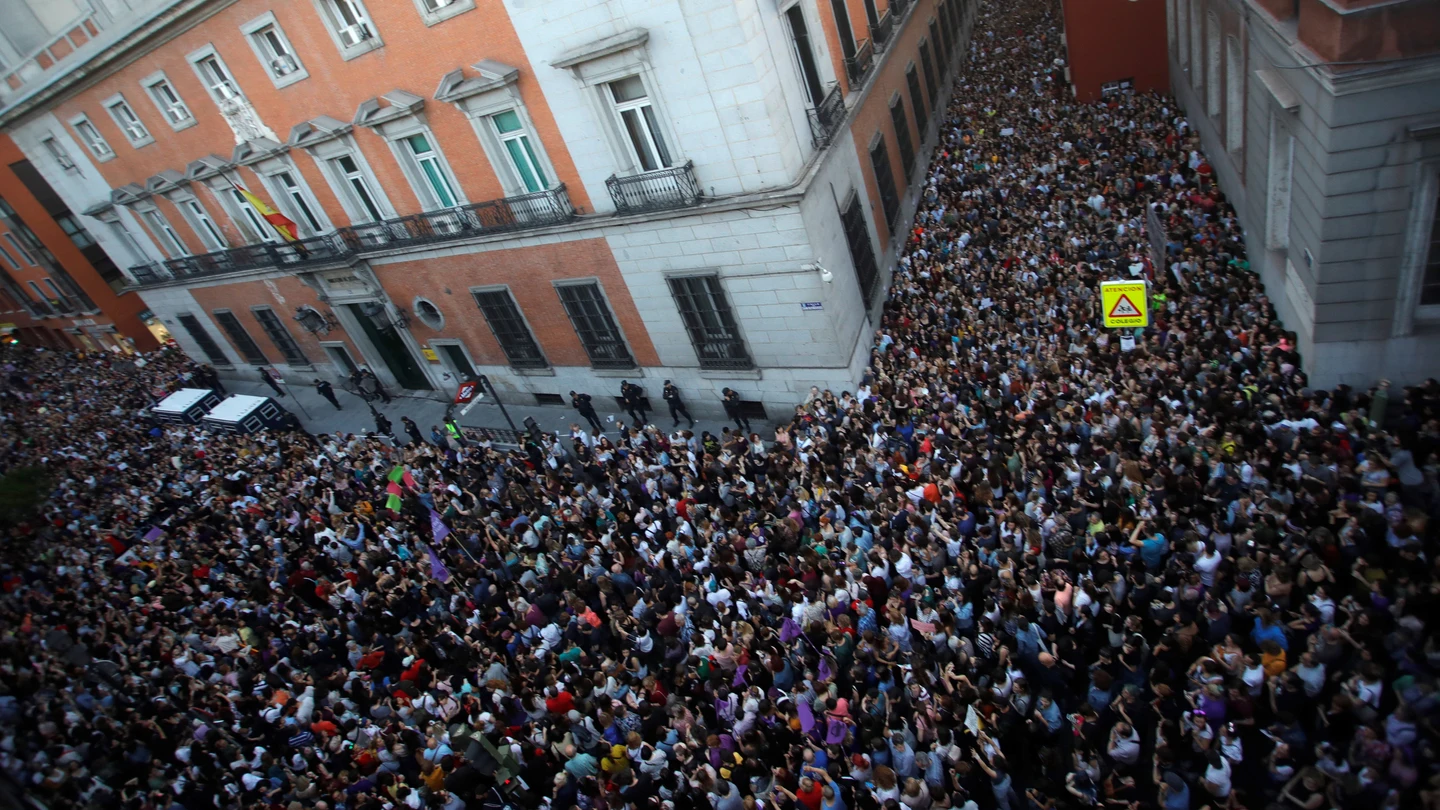 Una multitud protesta contra fallo de Manada frente al Ministerio de Justicia Una multitud protesta contra fallo de Manada frente al Ministerio de Justicia