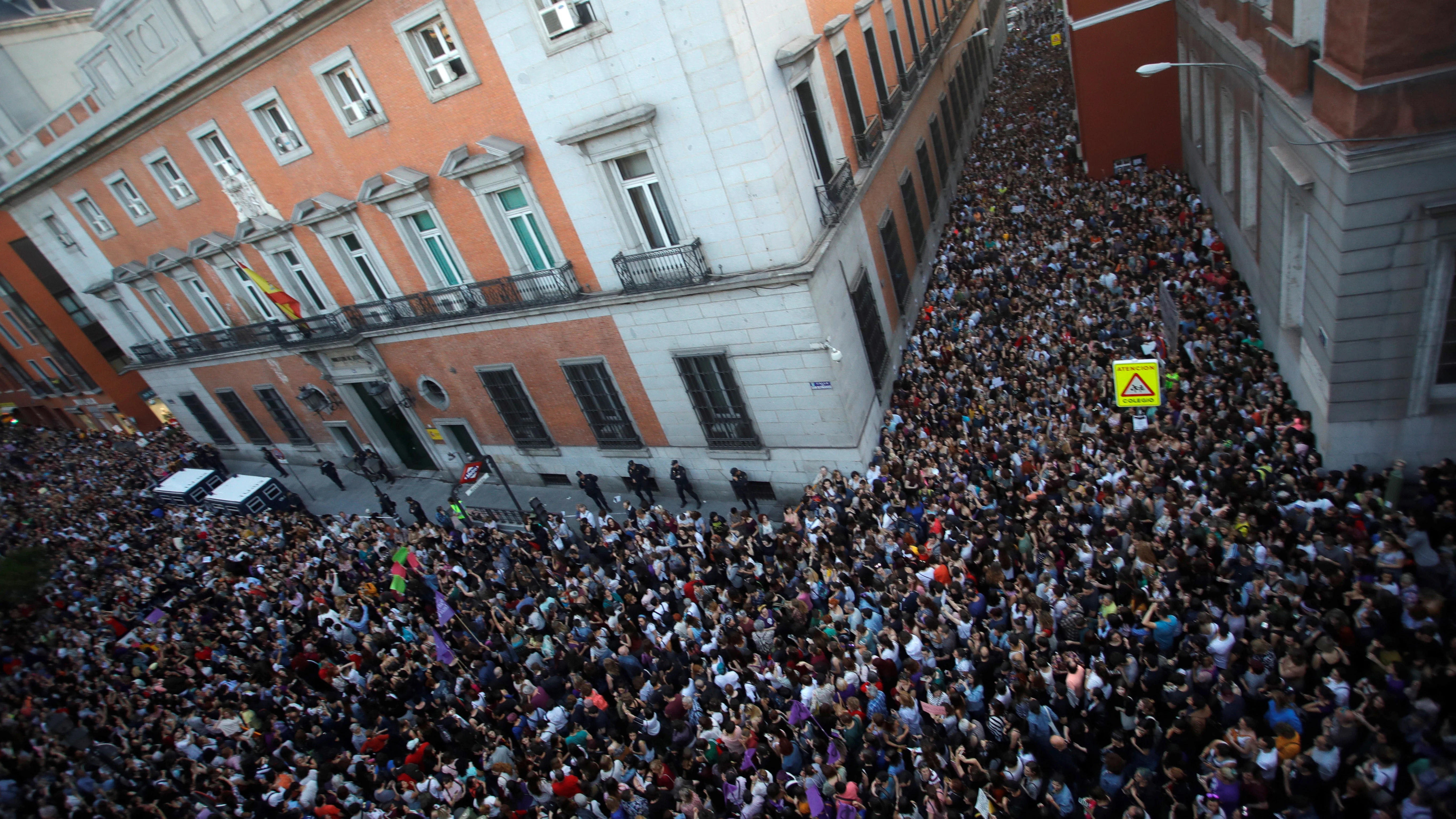 Una multitud protesta contra fallo de Manada frente al Ministerio de Justicia