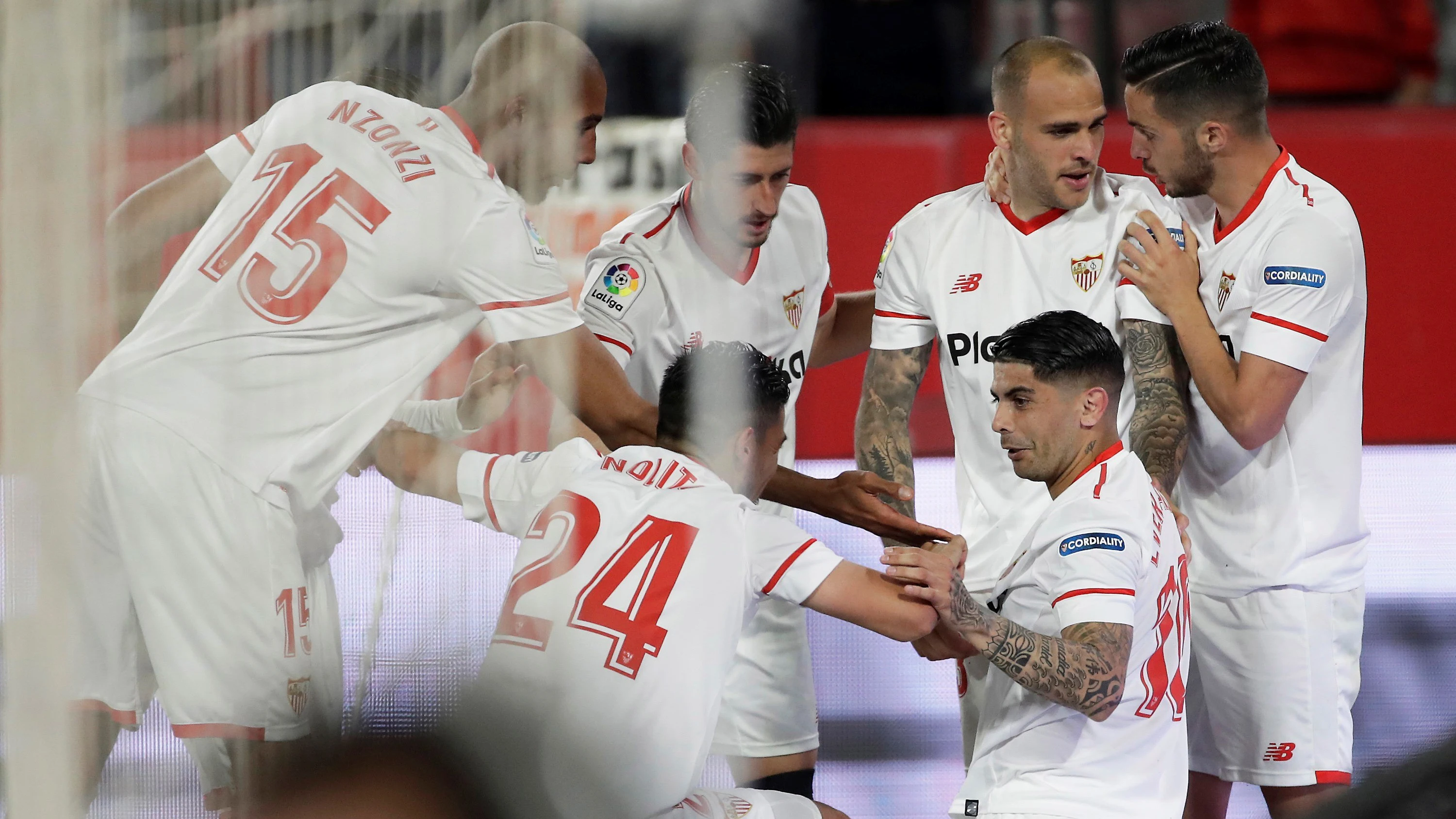 Los jugadores del Sevilla celebran con Banega su gol contra la Real Sociedad Los jugadores del Sevilla celebran con Banega su gol contra la Real Sociedad