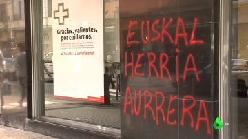 Comienzan a retirar las pintadas de apoyo a ETA aparecidas en varios municipios vascos