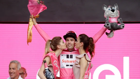 Dumoulin celebra su victoria en la primera etapa del Giro Dumoulin celebra su victoria en la primera etapa del Giro