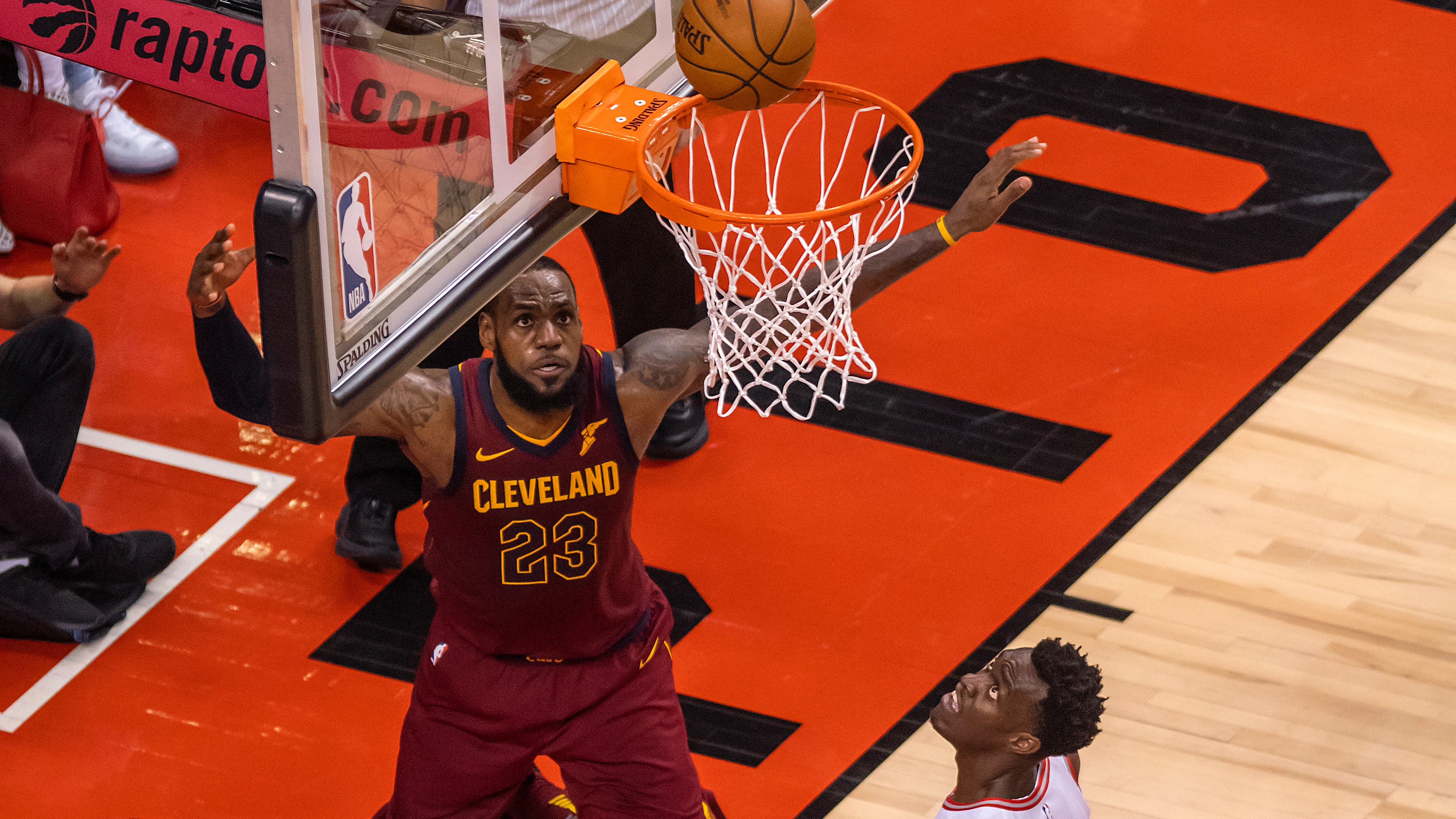 LeBron James, en acción ante los Raptors