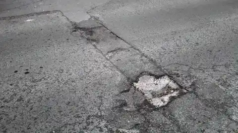 Agujero en asfalto de la calle Juan Díez Martínez de Elche Agujero en asfalto de la calle Juan Díez Martínez de Elche