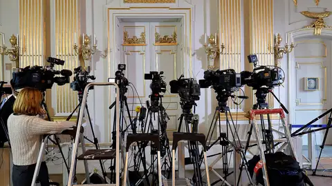 Imagen de archivo de los medios preparados para conocer un Premio Nobel de Literatura Imagen de archivo de los medios preparados para conocer un Premio Nobel de Literatura