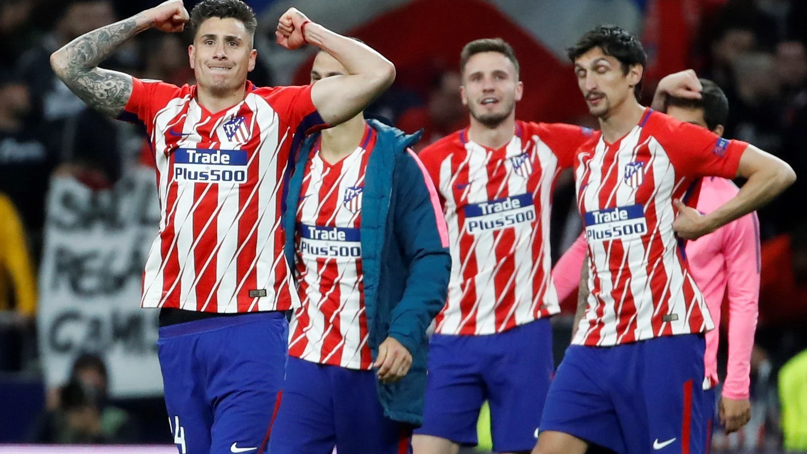 Los jugadores del Atlético celebran la clasificación para la final de la Europa League