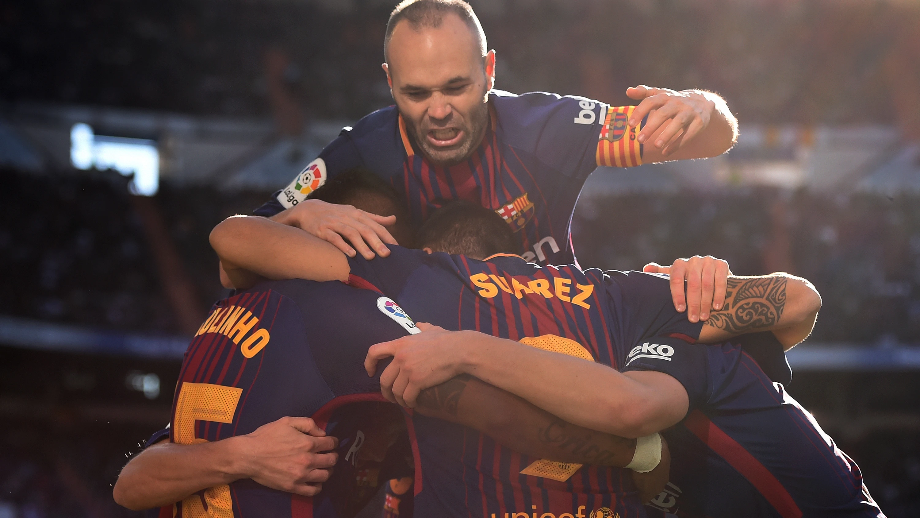 Iniesta celebrando un triunfo en el Bernabéu