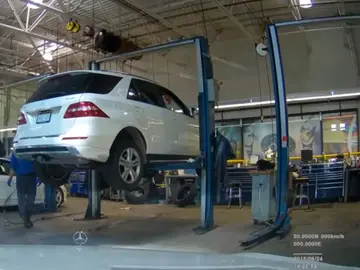 Deja su coche en un taller con la cámara encendida y alucina con lo que hacen los mecánicos con él  Deja su coche en un taller con la cámara encendida y alucina con lo que hacen los mecánicos con él