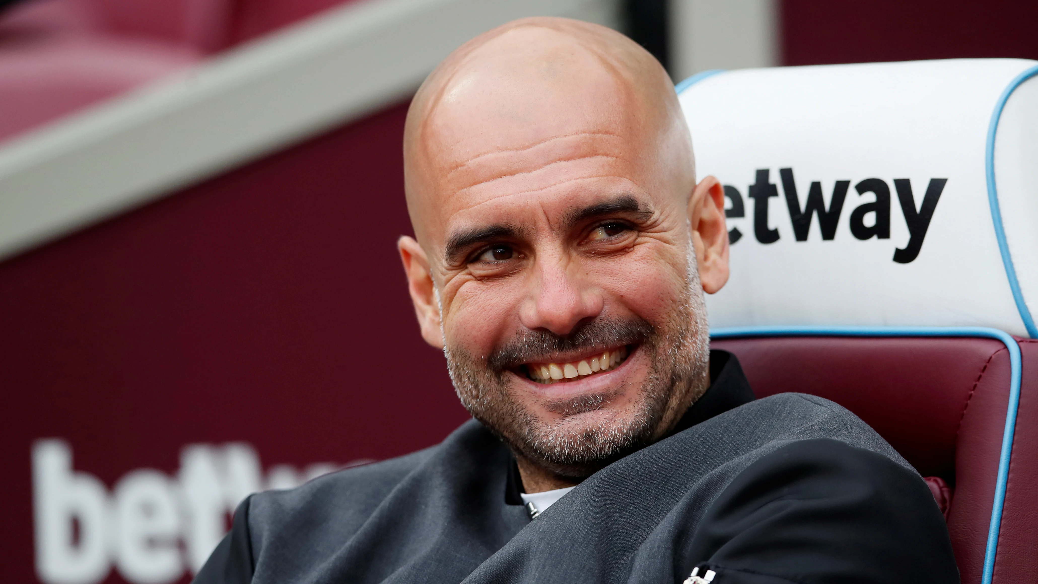 Guardiola sonríe en un partido del City Guardiola sonríe en un partido del City