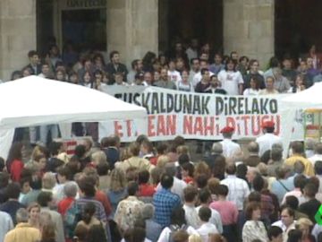 Manifestantes se encaran contra partidarios de ETA Manifestantes se encaran contra partidarios de ETA