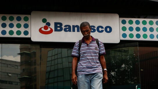 Usuarios acuden a una sede del banco Banesco