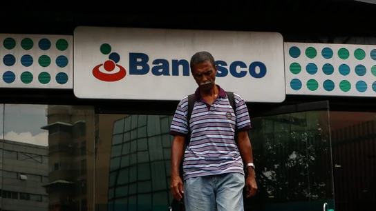 Usuarios acuden a una sede del banco Banesco Usuarios acuden a una sede del banco Banesco