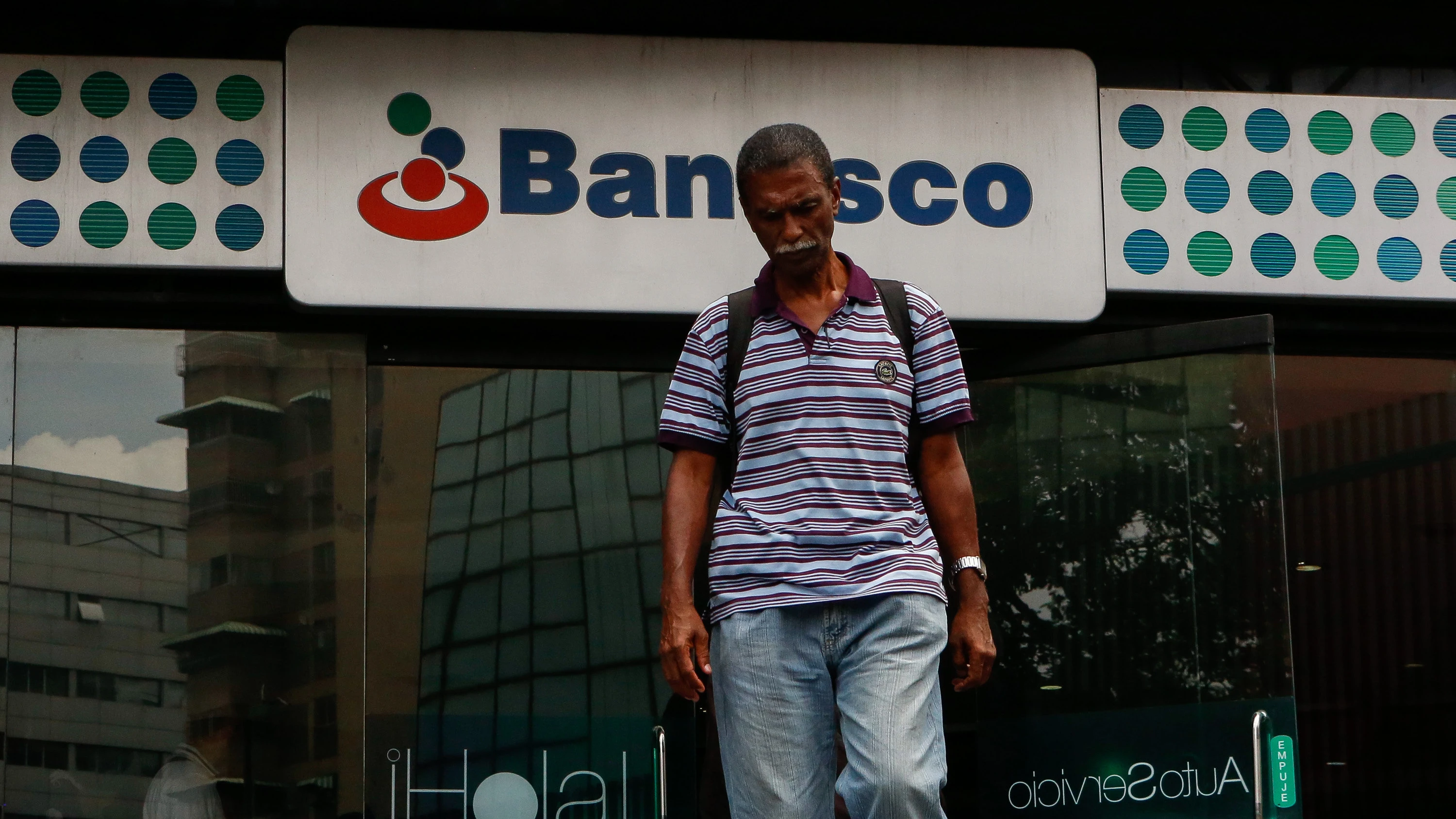 Usuarios acuden a una sede del banco Banesco