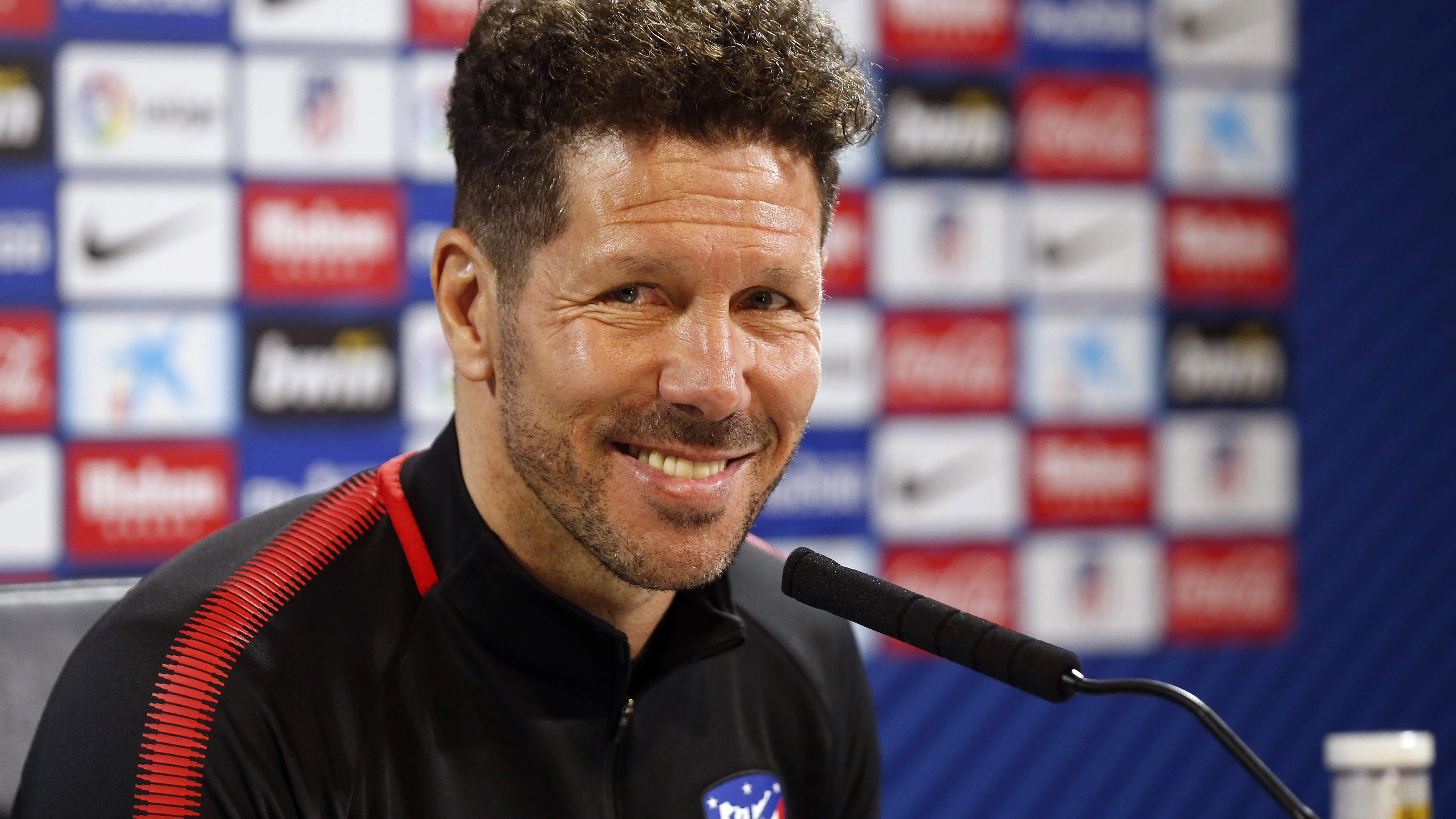Simeone, sonriente ante los medios