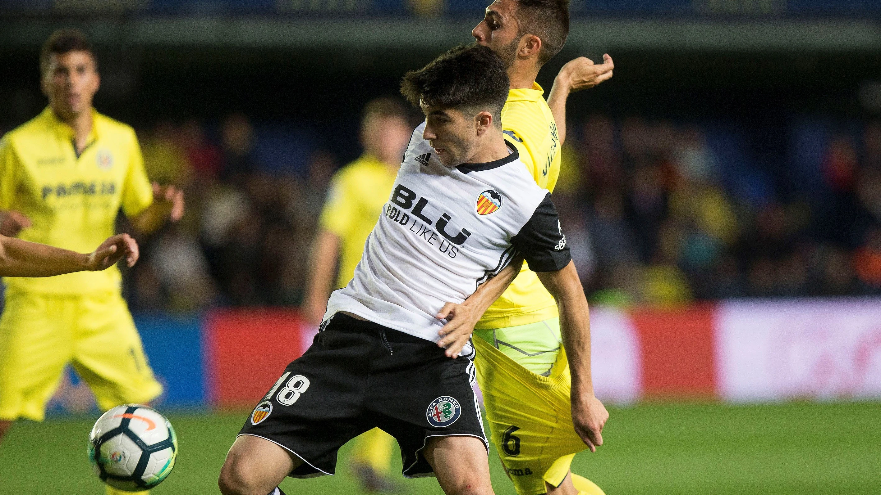 Carlos Soler y Víctor Ruiz pelean por el balón en el Villarreal - Valencia