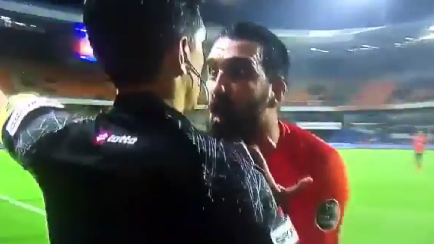 Arda Turan protesta una acción al linier Arda Turan protesta una acción al linier