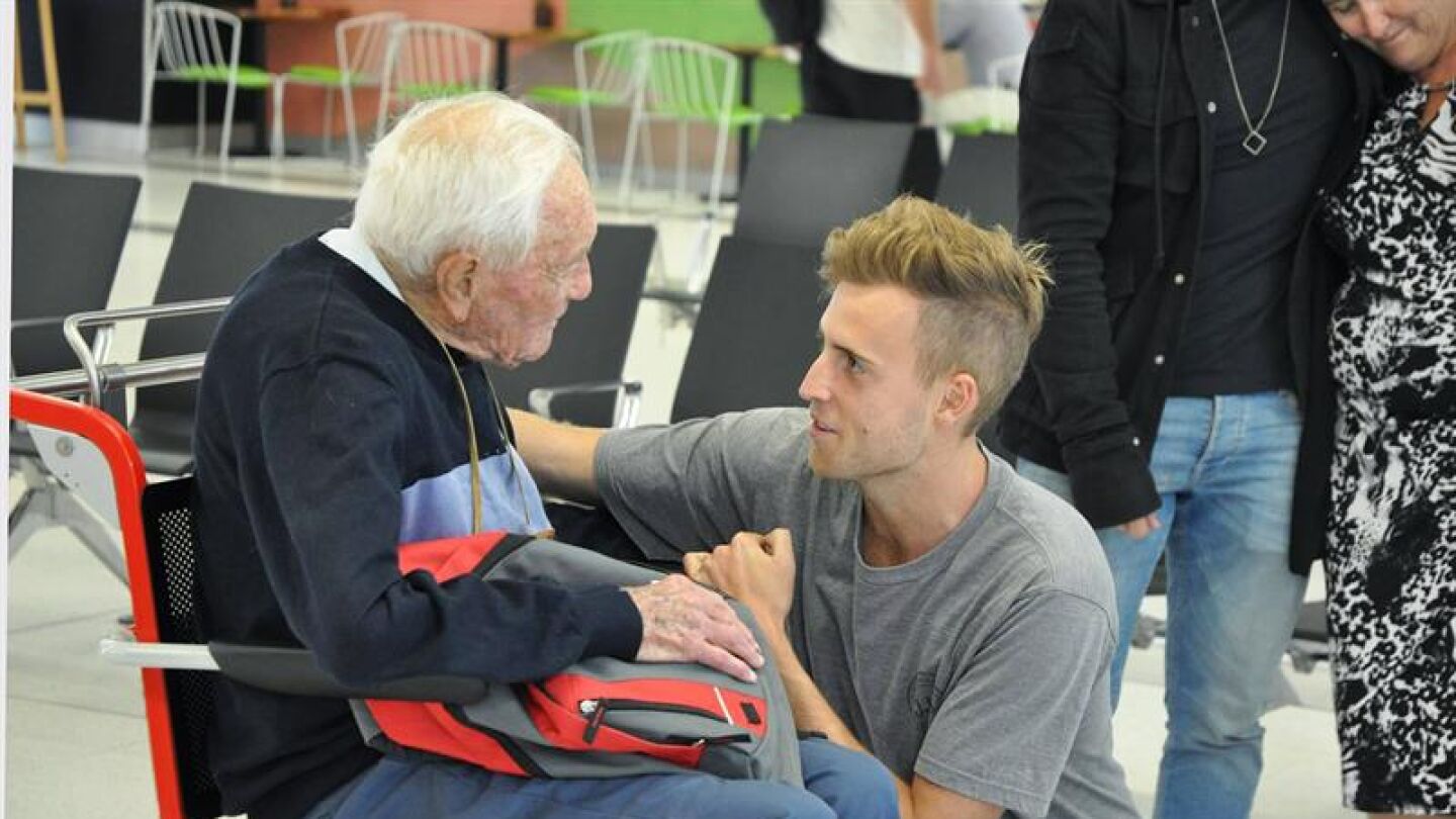 El cient&iacute;fico australiano David Goodall se despide de su nieto en el aeropuerto de Perth