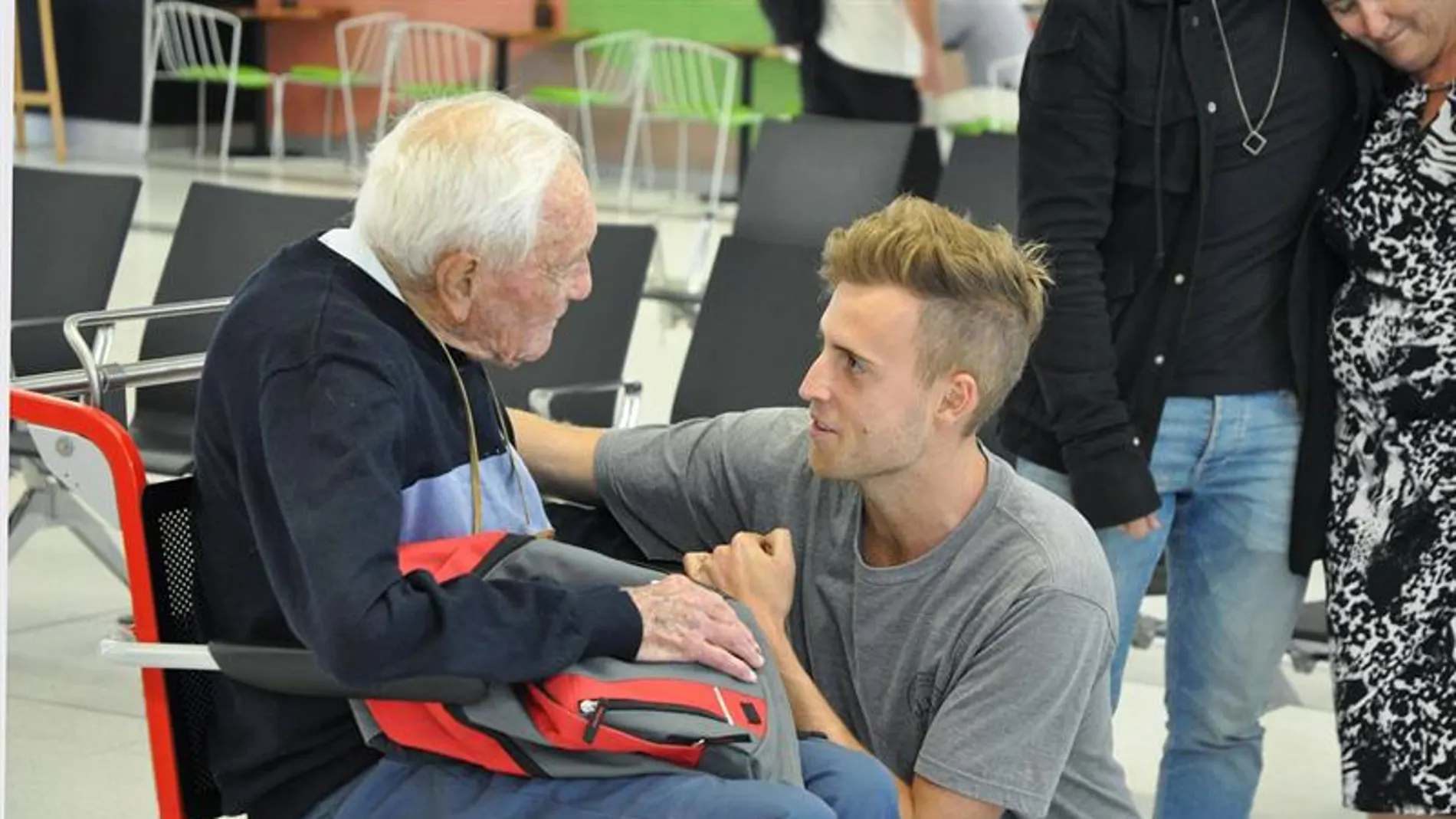 El científico australiano David Goodall se despide de su nieto en el aeropuerto de Perth