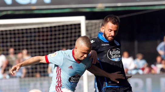 Lobotka y Colak disputan la posesión del balón Lobotka y Colak disputan la posesión del balón