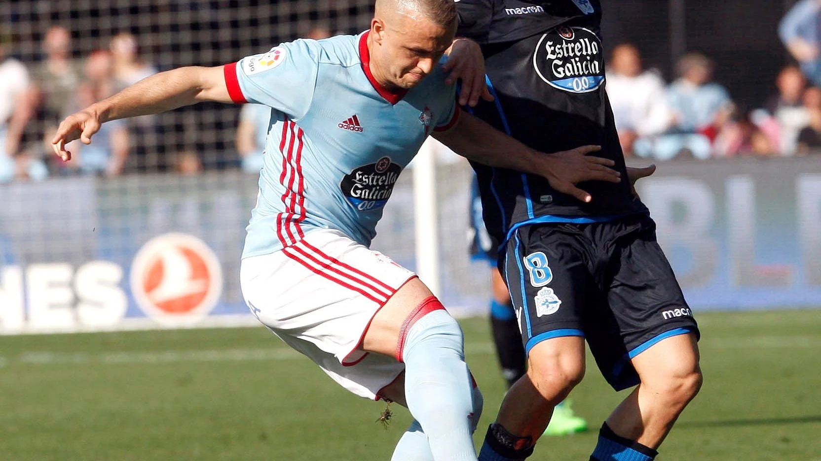 Lobotka y Colak disputan la posesión del balón