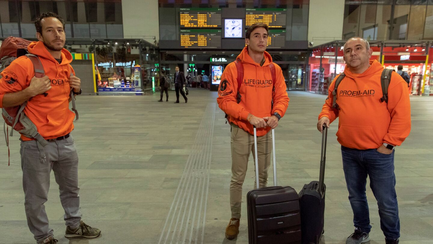 Julio Latorre, Jos&eacute; Enrique Rodr&iacute;guez y Manuel Blanco (de izq. a dcha), los tres bomberos