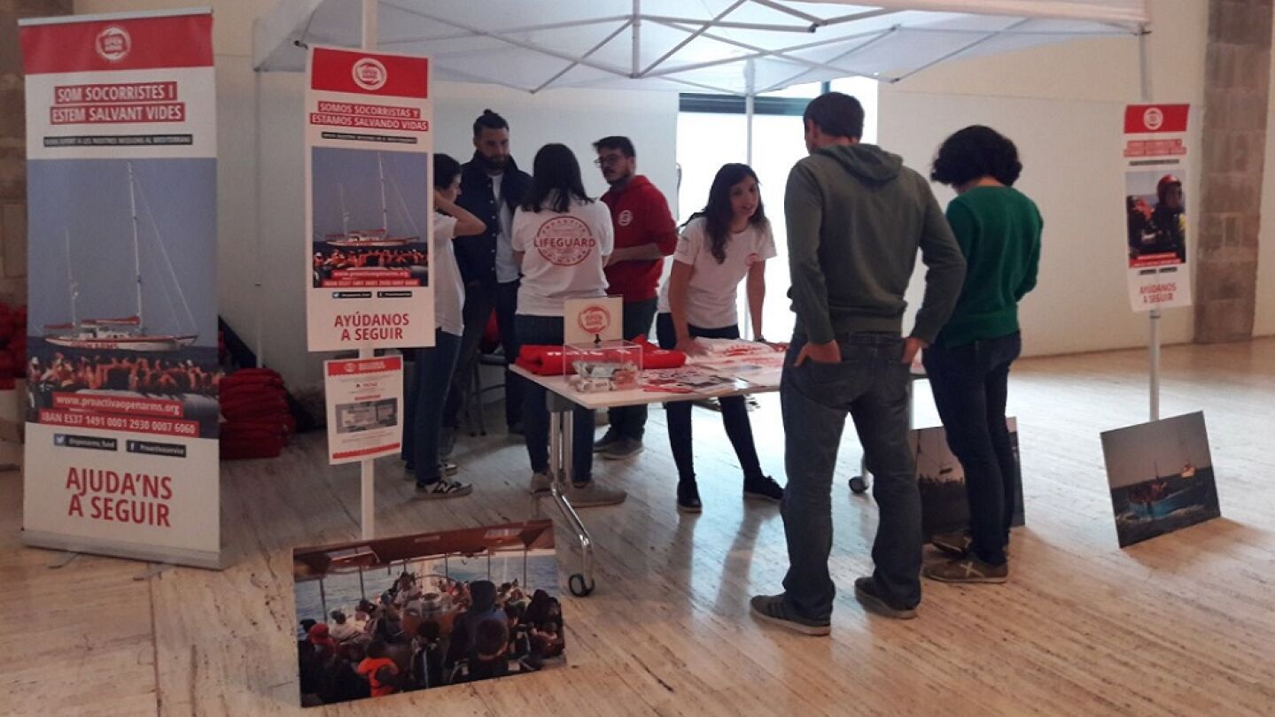 Voluntarios de Proactiva Open Arms recaudan fondos en el Museo Mar&iacute;timo de Barcelona