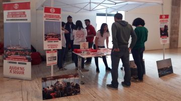 Voluntarios de Proactiva Open Arms recaudan fondos en el Museo Marítimo de Barcelona