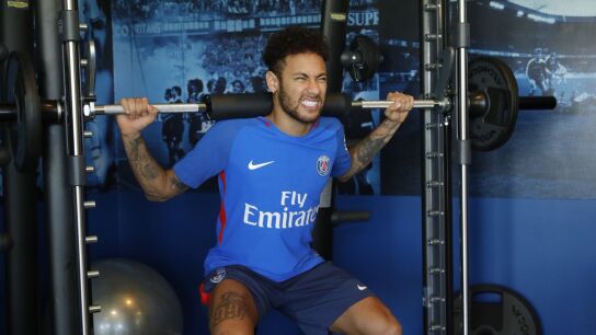 Neymar entrenando en el gimnasio