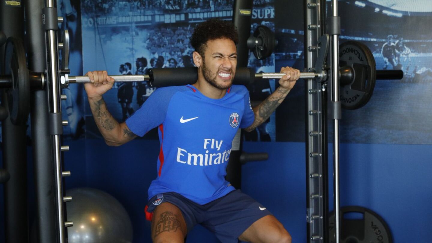 Neymar entrenando en el gimnasio