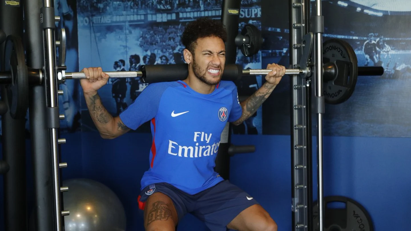 Neymar entrenando en el gimnasio Neymar entrenando en el gimnasio