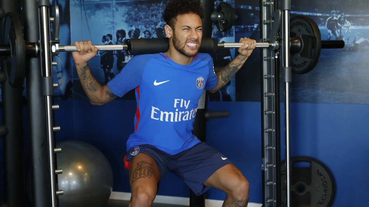 Neymar entrenando en el gimnasio Neymar entrenando en el gimnasio