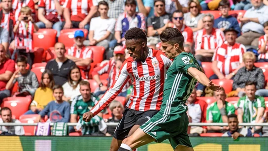 Iñaki Williams intenta disparar a puerta ante la oposición de Bartra Iñaki Williams intenta disparar a puerta ante la oposición de Bartra