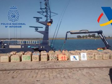 Fotografía de archivo de más de 6.000 kilos de hachís en las costsa de Huelva Fotografía de archivo de más de 6.000 kilos de hachís en las costsa de Huelva