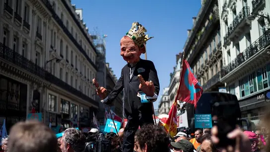 Decenas de miles de personas desfilan en París contra las políticas de Macron Decenas de miles de personas desfilan en París contra las políticas de Macron
