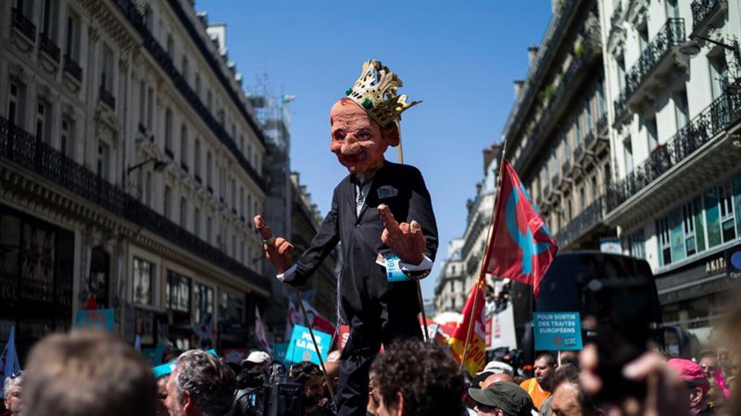 Decenas de miles de personas desfilan en Par&iacute;s contra las pol&iacute;ticas de Macron