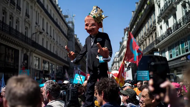 Decenas de miles de personas desfilan en París contra las políticas de Macron