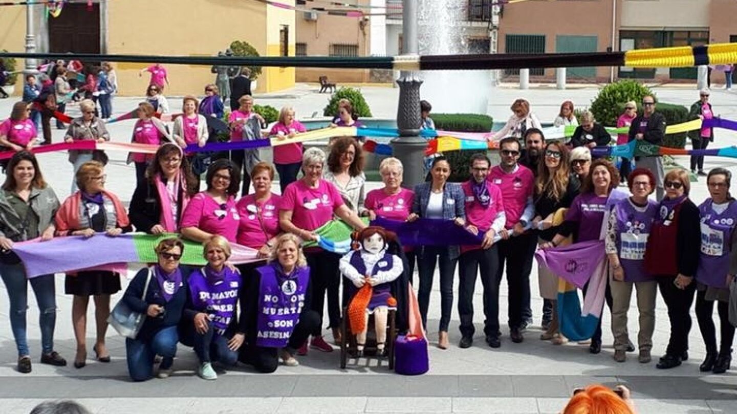 Voluntarias de la asociaci&oacute;n con la bufanda kilom&eacute;trica